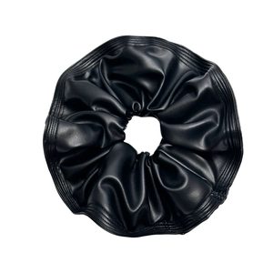Chouchou géant 18cm en similicuir noir avec coutures détaillées et finition brillante