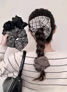 Détail de chouchous à carreaux et unis avec texture élastique et design volumineux