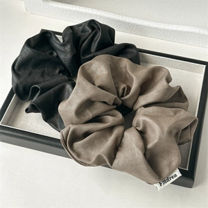 Chouchous rétro en noir et café avec texture soyeuse haut de gamme et design plissé