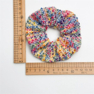 Gestricktes buntes Woll-Haargummi mit flauschiger Textur und 11cm Durchmesser Größe