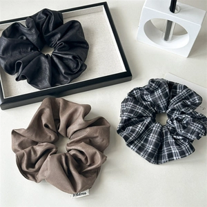 Lot de 3 chouchous en similicuir noir, tissu marron mat et motif à carreaux noir et blanc