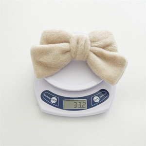 Grande pince à cheveux nœud en peluche beige pesant 33,2g pour une coiffure douce
