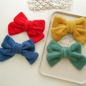 Lot de quatre barrettes à nœuds en peluche en rouge jaune bleu et vert pour femme
