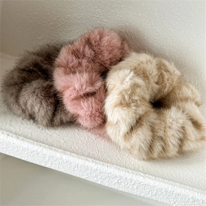 Gros plan de chouchous doux en peluche grise, rose et beige pour l'automne et l'hiver