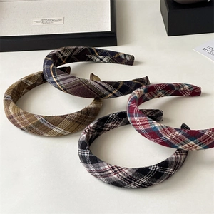 Collection de quatre serre-têtes larges à carreaux en diverses couleurs pour femmes