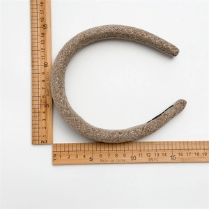 Brown woven thick headband detail with scale measurement and anti-slip lining