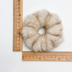Chouchou en fausse fourrure beige avec mesure de 10 cm de diamètre extérieur