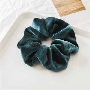 Dettaglio dell'elastico in velluto verde scuro con texture ricca e finitura lucida
