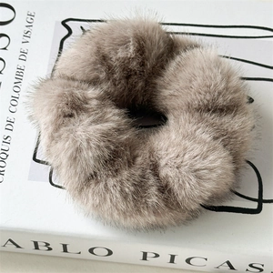 Vue macro détaillée d'un chouchou gris en fausse fourrure sur un livre déco
