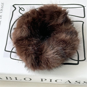 Gros plan d'un chouchou en peluche marron doux sur fond de livre blanc minimaliste
