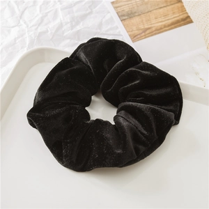 Dettaglio dell'elastico in velluto nero che mostra la morbida trama su un vassoio bianco