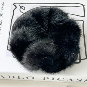 Gros plan d'un chouchou noir en peluche de vison synthétique doux et de haute qualité