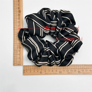 Satin striped scrunchie with 18cm outer diameter and pleated design in black and white