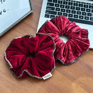 Lot de chouchous en velours rouge avec bordure dorée de luxe et étiquette logo