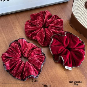 Détails de grands chouchous en velours rouge foncé avec différentes textures et styles de design