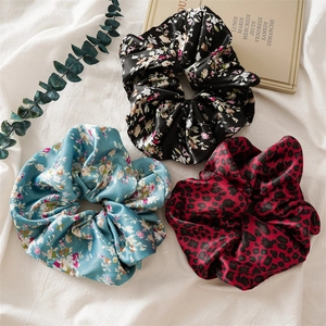 Chouchous en Satin Oversize Floral Imprimé Léopard Élastique Texture Satin Grands Doux Bandeaux Cheveux à la Mode pour Femmes Accessoires Quotidiens