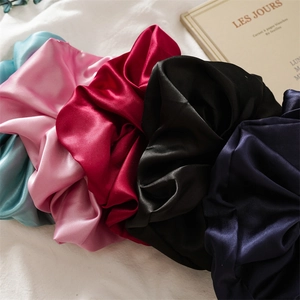 Gros plan de chouchous en satin de diverses couleurs avec une texture plissée brillante