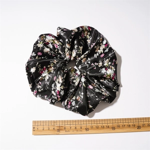 Chouchou géant en satin à fleurs noir et rose, accessoire de coiffure large de 15 cm