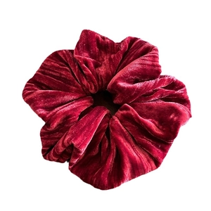 Grand chouchou élégant en velours bordeaux pour femmes avec texture haut de gamme et plis