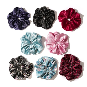 Détail d'un lot de 8 chouchous en satin à motifs floraux et couleurs unies soyeuses