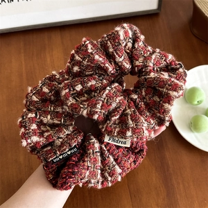 Chouchou rétro en tweed à carreaux rouge et crème, accessoire cheveux élégant pour l'hiver