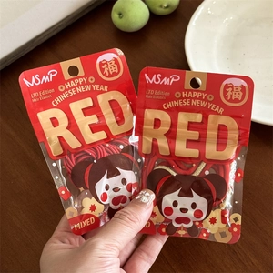 Gros plan d'un lot de chouchous rouges festifs dans un emballage sur table en bois