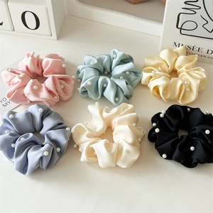 Lot de 6 chouchous en satin brillant avec perles blanches en diverses couleurs élégantes