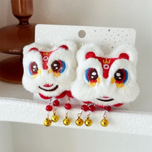 Détail de barrettes lion en peluche avec glands rouges et clochettes dorées pour filles