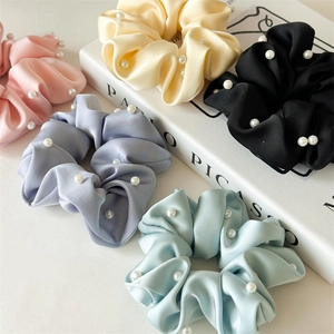 Lot de cinq chouchous en satin avec perles blanches en diverses couleurs pastel