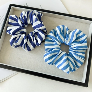 Minimalistische gestreifte Haargummis im Set in Blau und Hellblau aus weichem Stoff