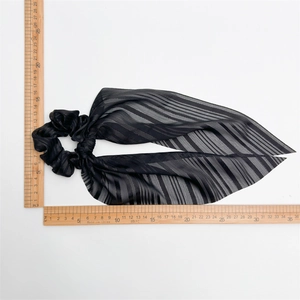 Chouchou élégant en mousseline à rayures noires avec long ruban, mesure de 33 cm de long