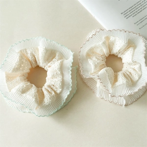 Détail de chouchou en dentelle française double couche avec broderie vert menthe plissée