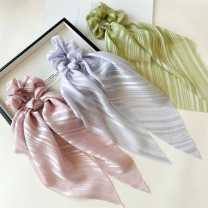 Chouchous élégants en satin avec longs rubans en rose pastel, violet et vert doux