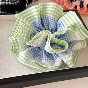 Chouchou géant à carreaux bleu et vert avec bordure en dentelle de style rétro