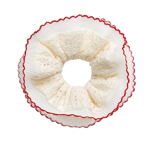 Chouchou géant en dentelle française beige avec bordure rouge pour une coiffure élégante