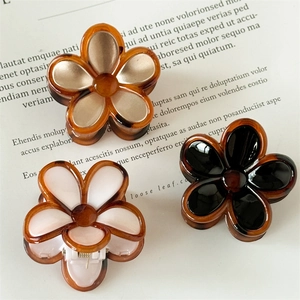 Ensemble de pinces à cheveux fleurs en blanc perle, noir et doré avec texture écaille de tortue