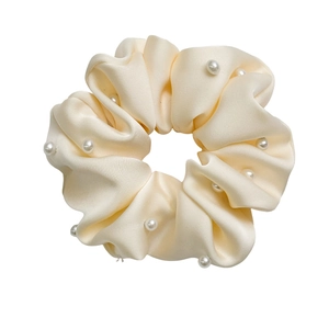 Chouchou élégant en satin crème orné de perles blanches à haute élasticité