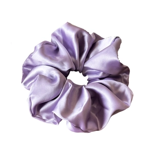 Elegante scrunchie in raso lavanda con texture liscia e design vintage a pieghe