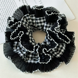Chouchou classique à carreaux noirs et blancs avec texture plissée et bords à volants