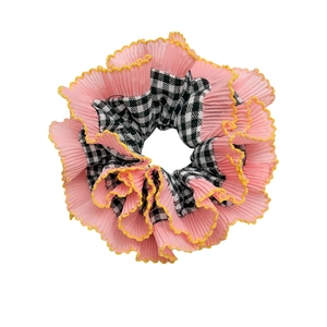 Chouchou plissé rose avec motif à carreaux et bordure jaune couture pour femme