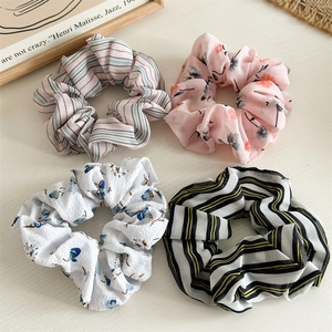 Lot de quatre chouchous en mousseline à motifs floraux et rayés pour coiffure de femmes