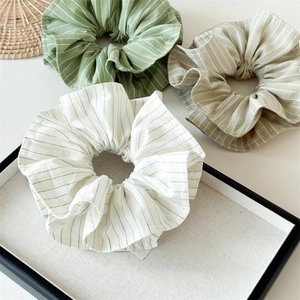 Lot de chouchous en coton à rayures vert beige et blanc au design minimaliste épuré