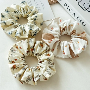 Détail des chouchous en tissu aux motifs floraux et d'ours dans un décor vintage élégant
