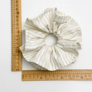 Chouchou géant en coton rayé noir et blanc au style minimaliste épuré, diamètre de 15cm