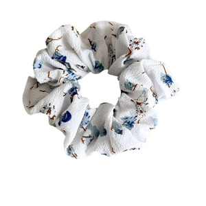 Chouchou en mousseline à motif floral bleu et texture gaufrée pour les cheveux
