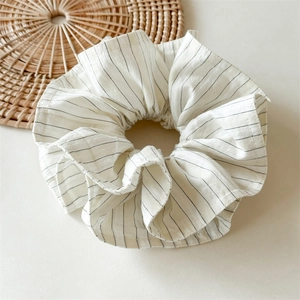Détail du chouchou en coton à rayures avec une texture plissée de haute qualité