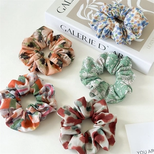 Lot de cinq chouchous en mousseline florale avec motifs tie-dye pour la coiffure des femmes