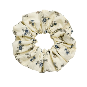 Chouchou fleuri avec motif de fleurs bleues vintage sur tissu en coton et lin crème