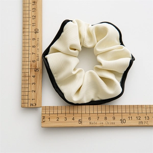 Chouchou beige de style français avec bordure noire et matériau textile texturé