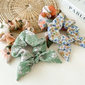 Lot de quatre chouchous en mousseline florale avec nœuds oreilles de lapin décorés